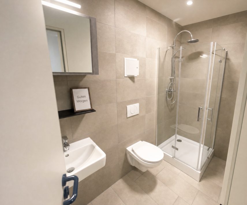 Bad der Monteurunterkunft in Erfurt mit Dusche, WC und Waschbecken