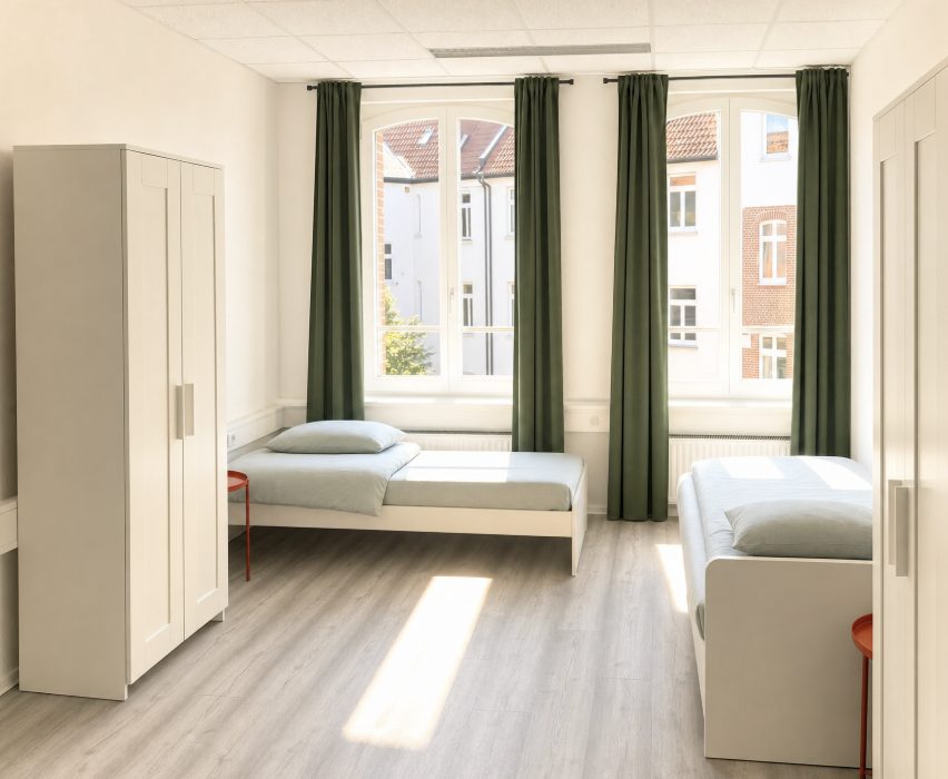 Monteurzimmer Erfurt: Zimmer mit zwei Einzelbetten, Kleiderschrank und zwei Fenstern