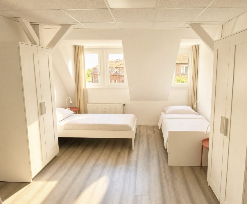 Monteurzimmer Erfurt im Dachgeschoss mit zwei Betten und Kleiderschränken