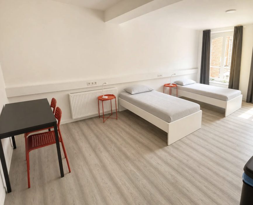 Großes Monteurzimmer in Erfurt mit zwei Betten und Esstisch für das Team